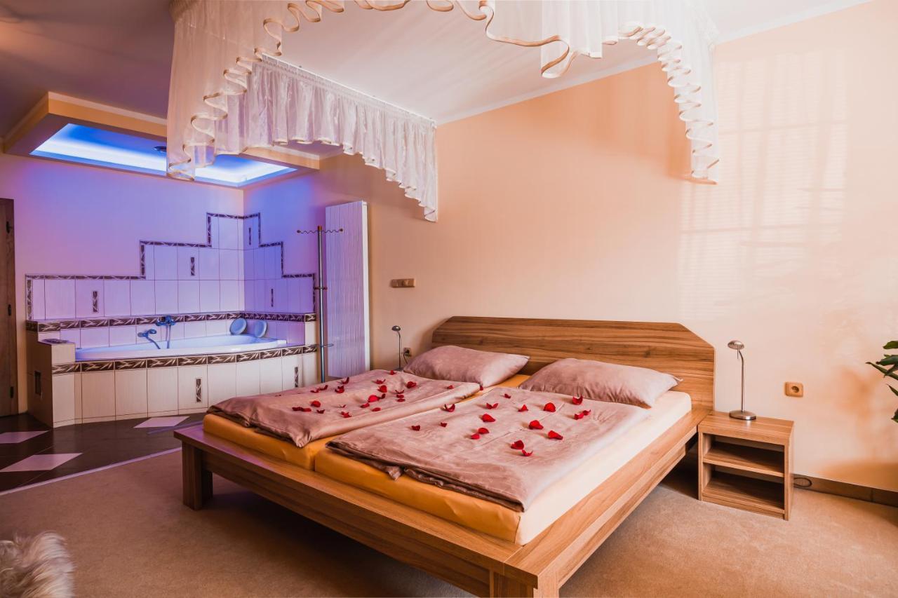 Hotel Krajka**** Vamberk エクステリア 写真