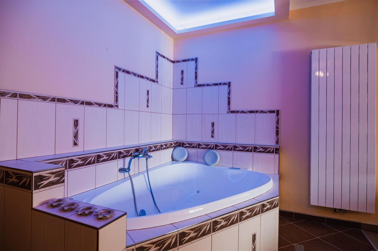 Hotel Krajka**** Vamberk エクステリア 写真